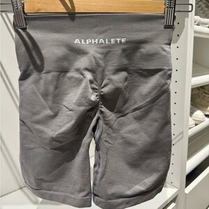 ALPHALETE AMPLIFY SHORTS 6.5